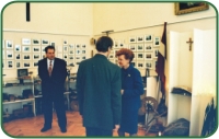 Latvijas Valsts prezidente Vaira - Vīķe Freiberga, Rīgas Valsts tehnikuma direktors Dr. Dainis Markus un Livars Jankovskis 2001.gada 8. jūnijā KLBV muzejā