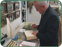 Rihards Pīks /ES Parlamenta deputāts/ parkstās viesu grāmatā pēc Kristīgās literatūras un baznīcu vēstures muzeja apskates 2007. gada 16. februārī.