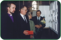 Latvijas Valsts prezidents Guntis Ulmanis – atklājot izstādi ''Latvijas dievnami'' Rīgā Sv. Pētera baznīcā 1995. Lieldienā